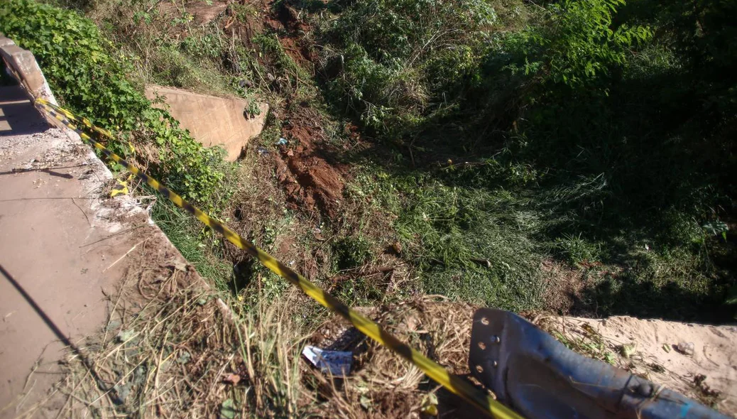 Veículo derrubou a contenção da ponte e caiu