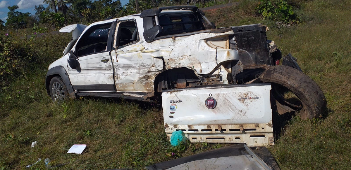 Veículo Fiat Strada chegou a capotar