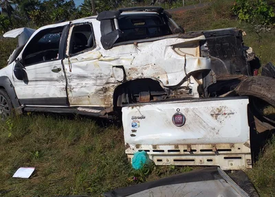 Veículo Fiat Strada chegou a capotar