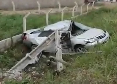 Veículo ficou destruído após o acidente na BR 343