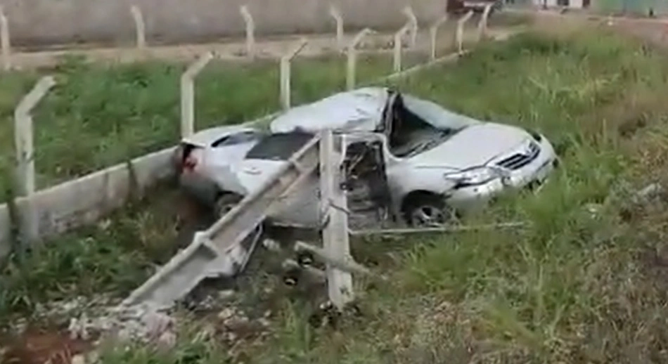 Veículo ficou destruído após o acidente na BR 343