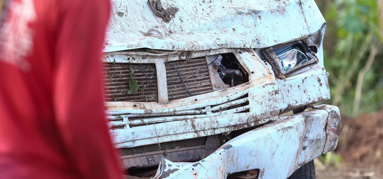 Veículo ficou destruído