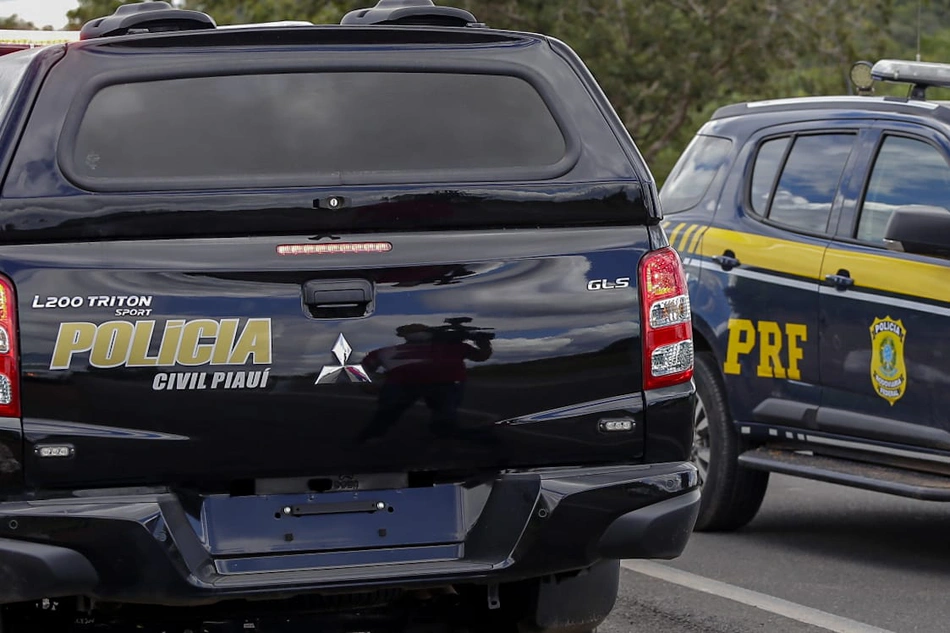 Viatura da PRF e da Polícia Civil do Piauí