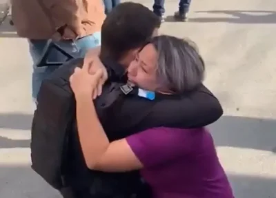Vítima abraçando policial