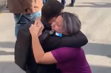 Vítima abraçando policial