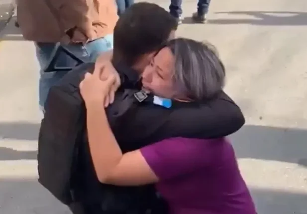 Vítima abraçando policial
