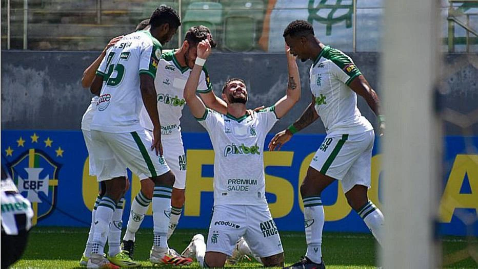 América-MG supera surto de covid-19 e bate o Ceará com gols de Fabrício Daniel