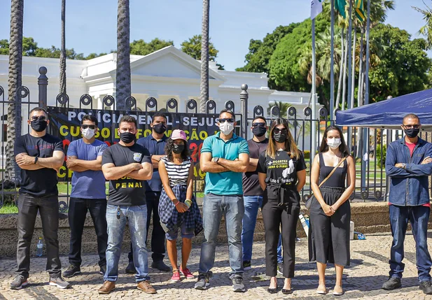 Aprovados em concurso durante a manifestação