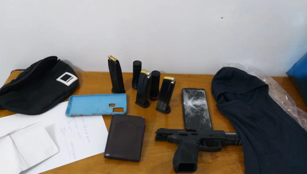 Arma , carregadores e celulares apreendidos