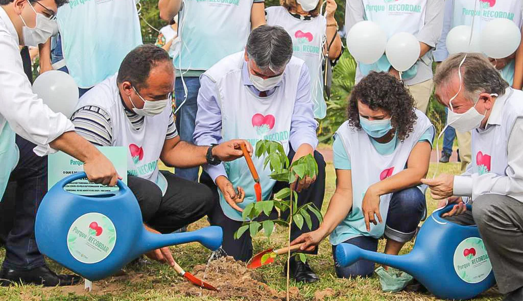 Autoridades plantando árvore em homenagem as vítimas da Covid-19