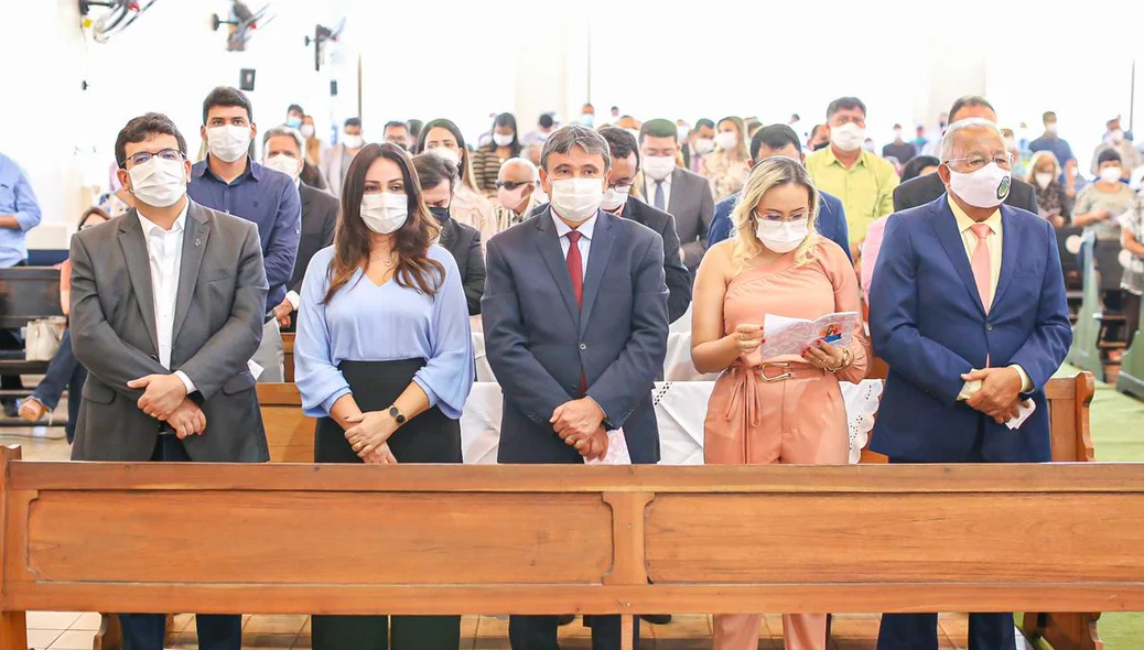 Autoridades políticas presentes na missa