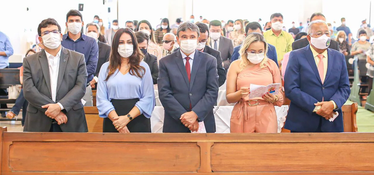 Autoridades políticas presentes na missa