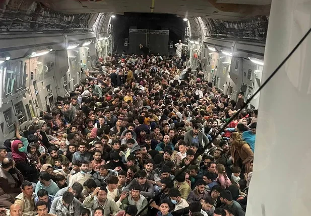 Avião militar dos Estados Unidos resgata 640 afegãos