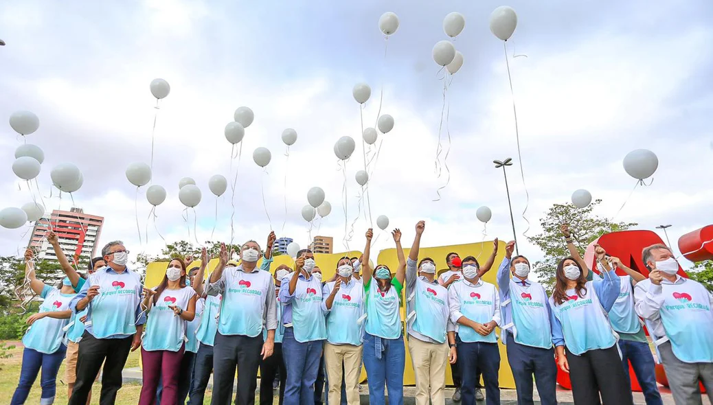 Balões brancos jogados ao céu em homenagem as vítimas da Covid-19