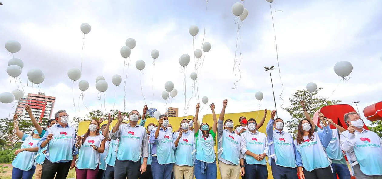 Balões brancos jogados ao céu em homenagem as vítimas da Covid-19