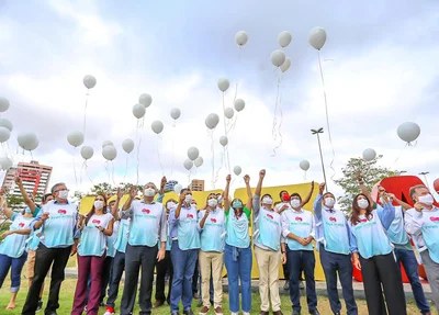 Balões brancos jogados ao céu em homenagem as vítimas da Covid-19