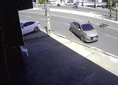 Bandidos atropelam motoboy após assalto na Avenida Miguel Rosa