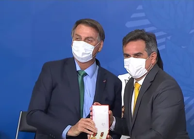 Bolsonaro entrega medalha a Ciro Nogueira
