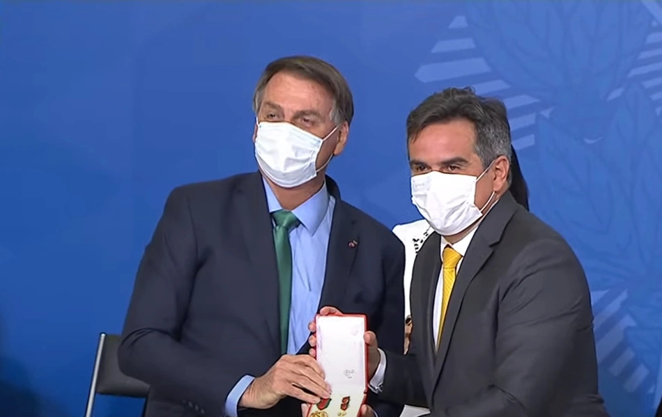 Bolsonaro entrega medalha a Ciro Nogueira