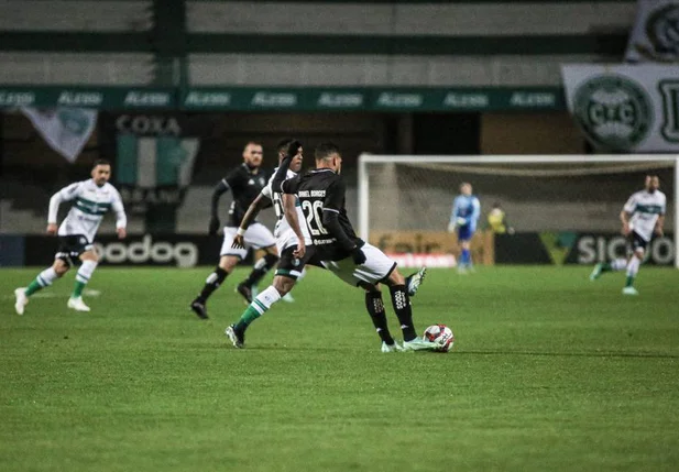 Botafogo venceu o Coritiba fora de casa