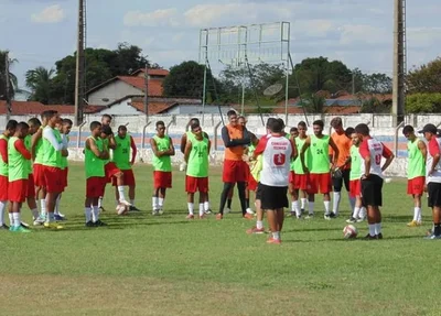 Caiçara treina no estádio Deusdeth de Melo sob o comando do treinador Luís Miguel