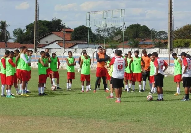 Caiçara treina no estádio Deusdeth de Melo sob o comando do treinador Luís Miguel