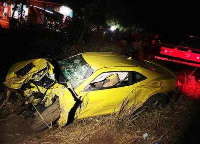 Camaro envolvido no acidente