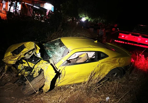 Camaro envolvido no acidente