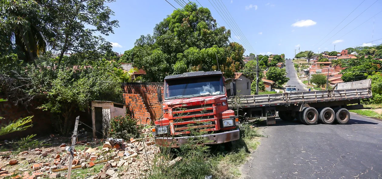 Caminhão carregado com postes de iluminação tomba na zona Leste de Teresina