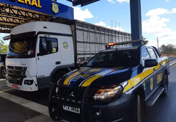 Caminhão conduzido pelo acusado