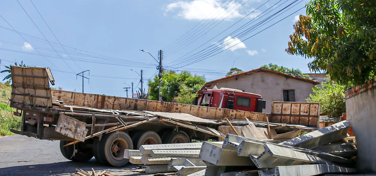 Caminhão levava uma carga de postes