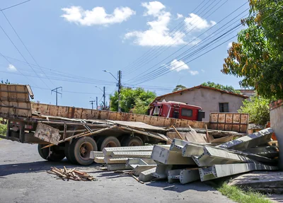 Caminhão levava uma carga de postes