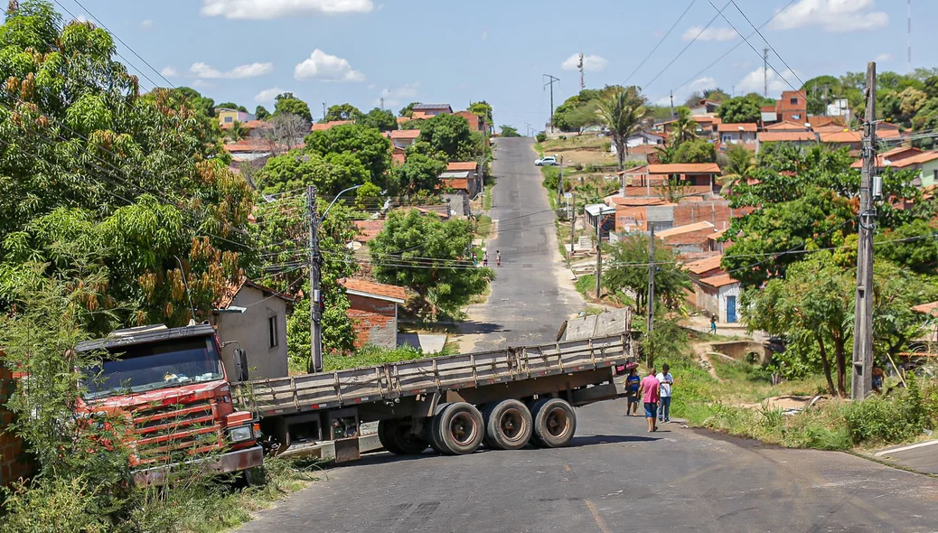 Caminhão perde controle na zona Leste