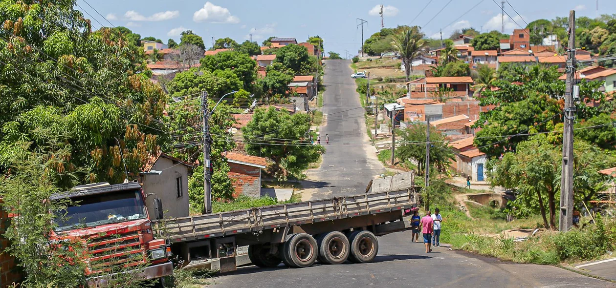 Caminhão perde controle na zona Leste