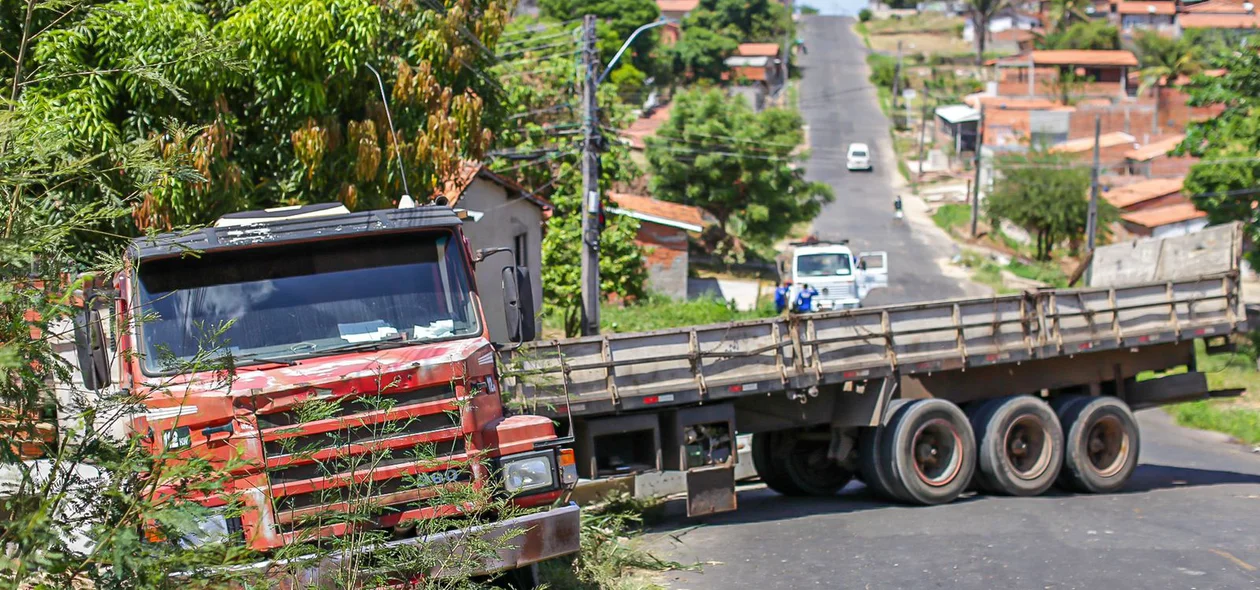 Caminhão tomba em Teresina