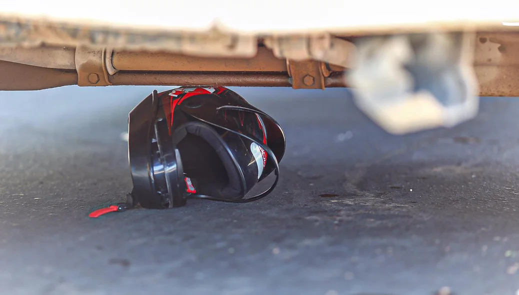 Capacete da vítima foi parar embaixo da Caçamba