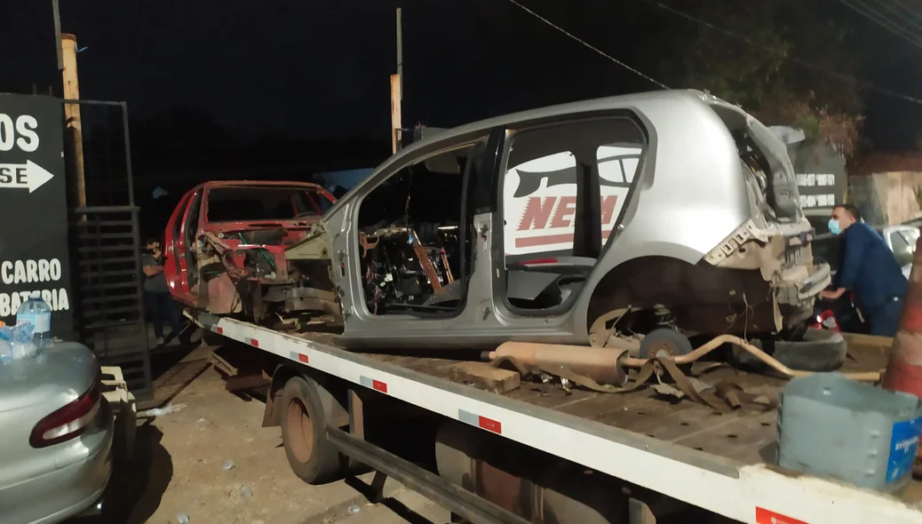 Carcaça de carros também foram apreendidas