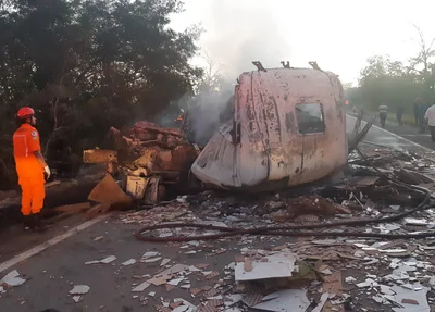 Carreta pega fogo após colidir com veículo na BR 222 em Piripiri