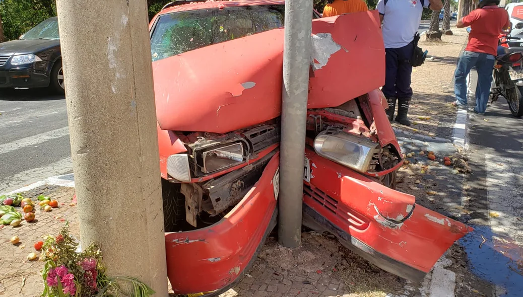 Carro colidiu no poste