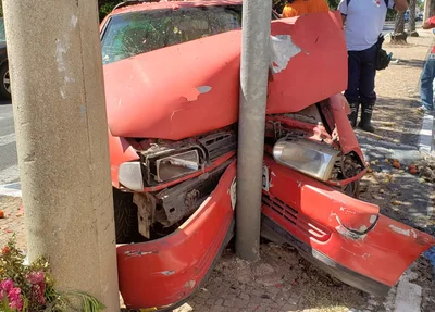 Carro colidiu no poste