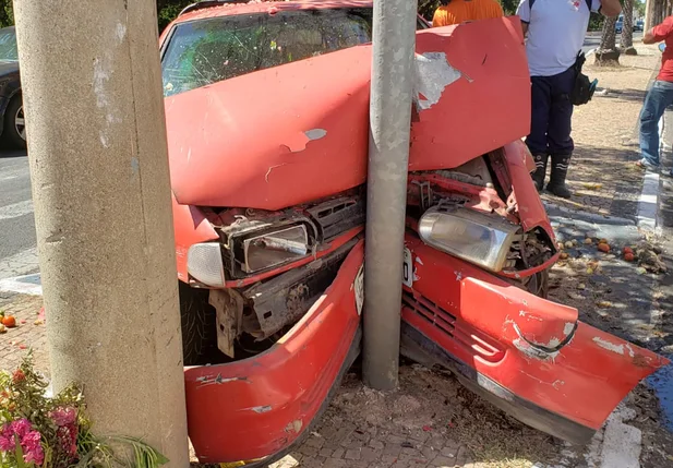 Carro colidiu no poste
