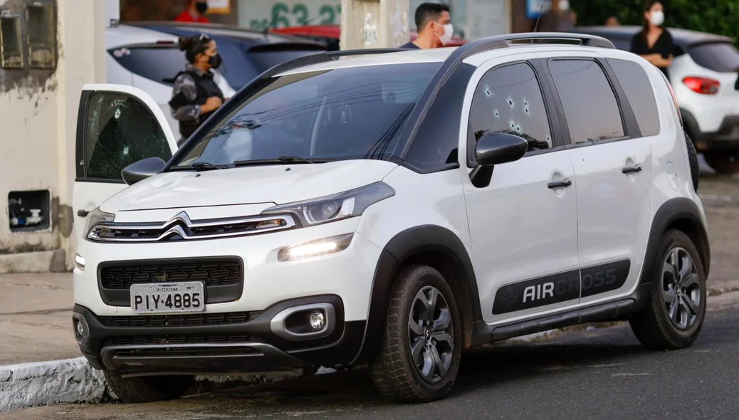 Carro com marcas de tiro