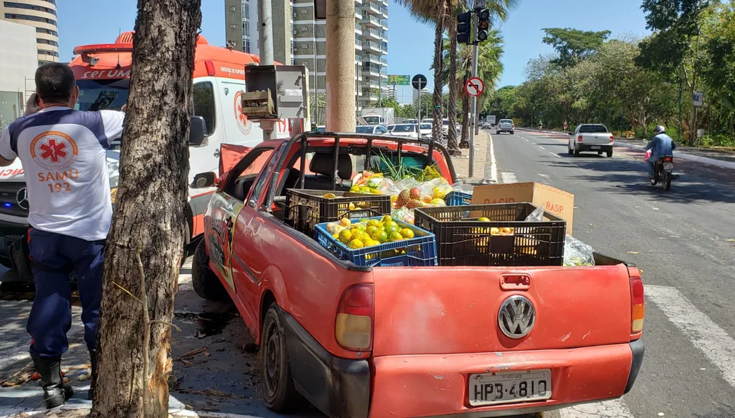 Carro estava carregado com frutas