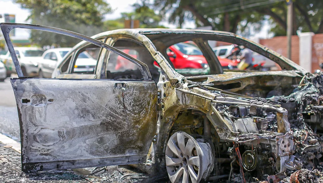 Carro foi consumido pelas chamas