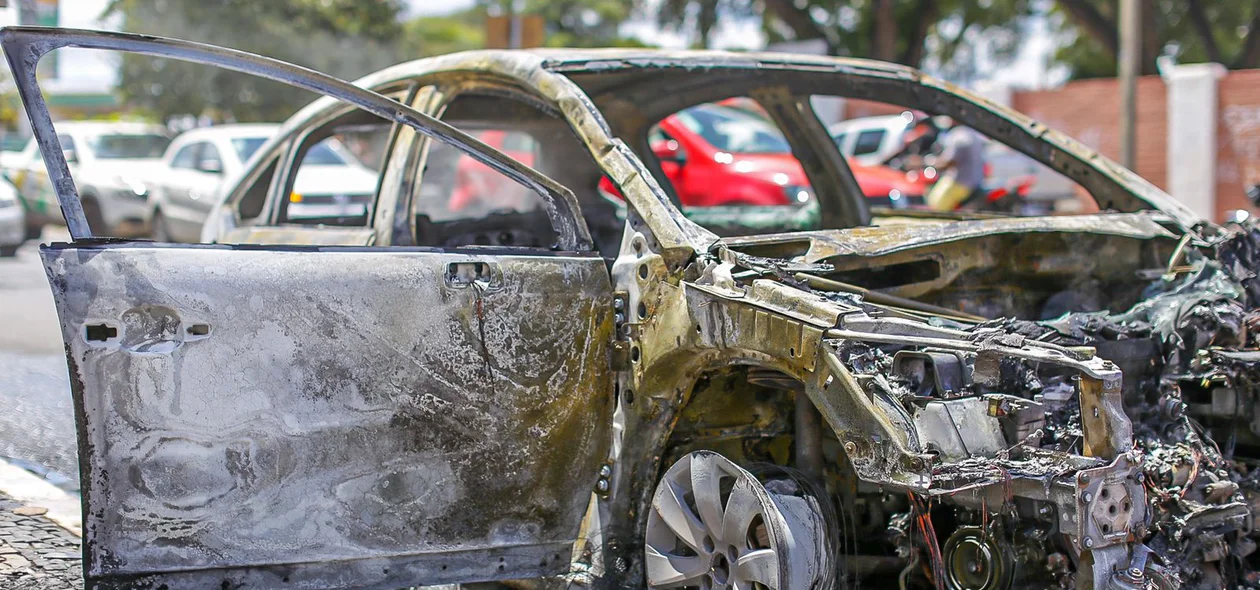Carro foi consumido pelas chamas