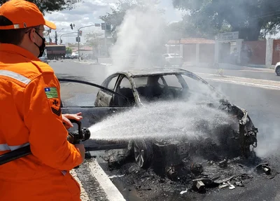 Carro pega fogo e fica destruído na Avenida Rui Barbosa em Teresina