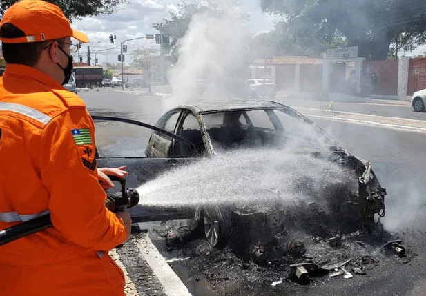 Carro pega fogo e fica destruído na Avenida Rui Barbosa em Teresina