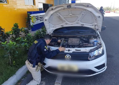 Carro recuperado pela PRF