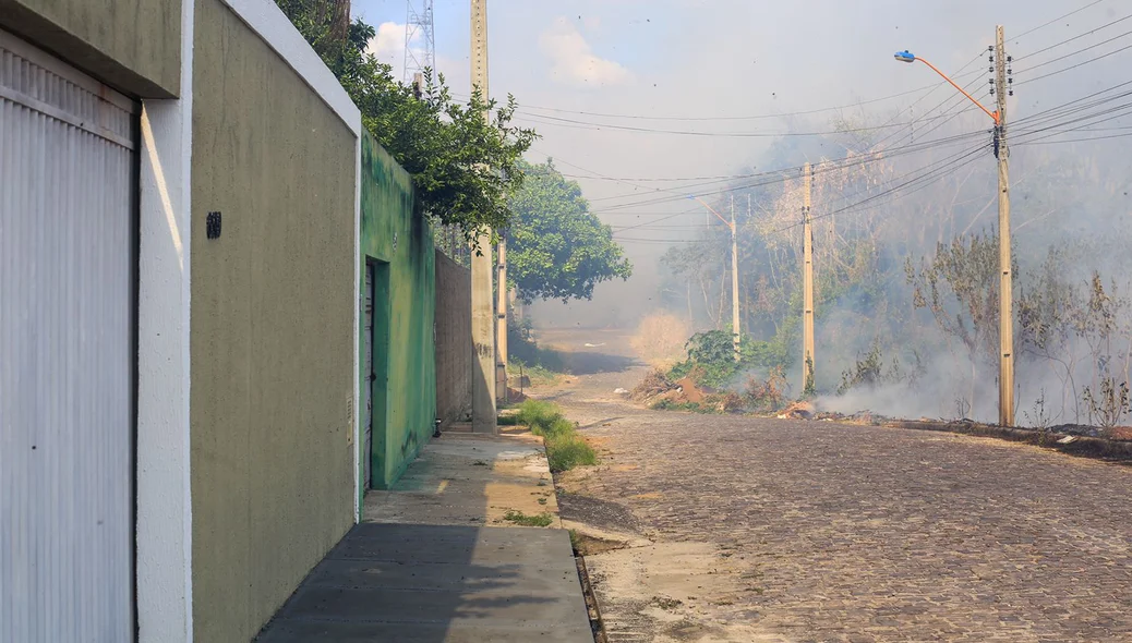 Casas próximas ao loteamento Orgmar Monteiro estão envoltas em fumaça devido ao fogo
