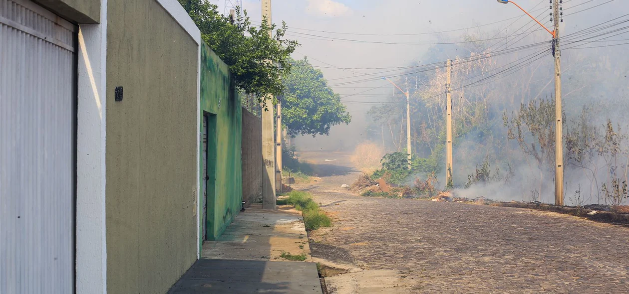 Casas próximas ao loteamento Orgmar Monteiro estão envoltas em fumaça devido ao fogo